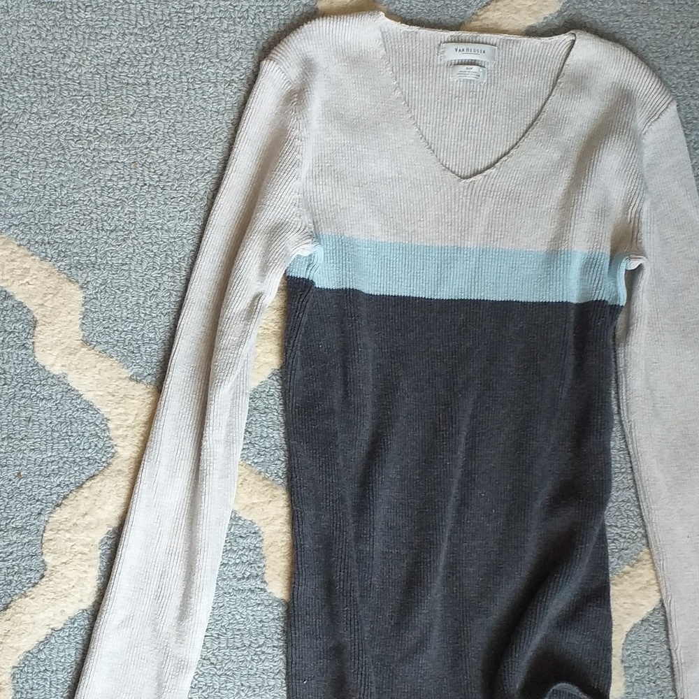 🗽 Van Heusen Knit sweater
